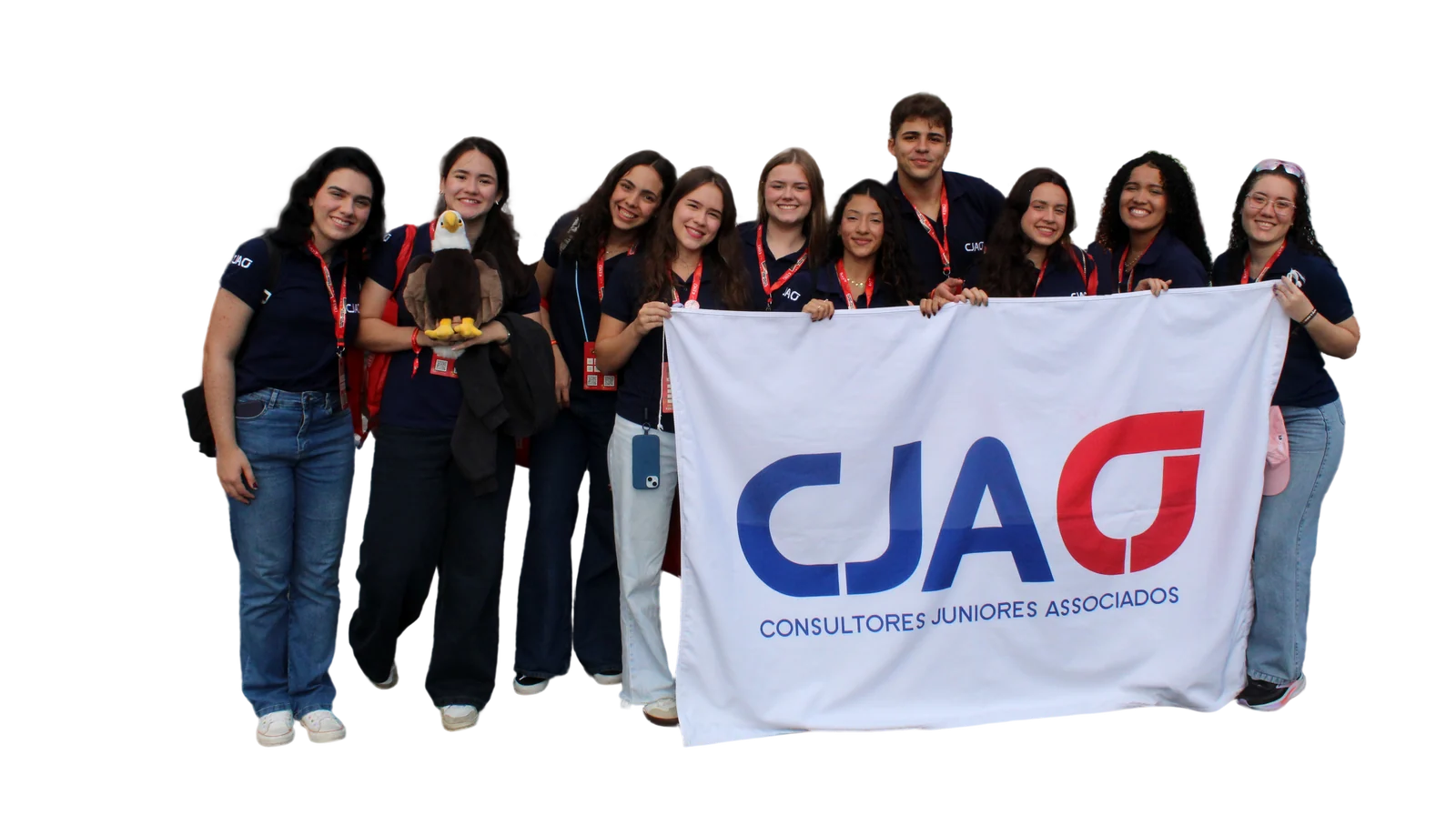 O time da CJA, de polo azul-marinho, segurando a bandeira branca da CJA num evento